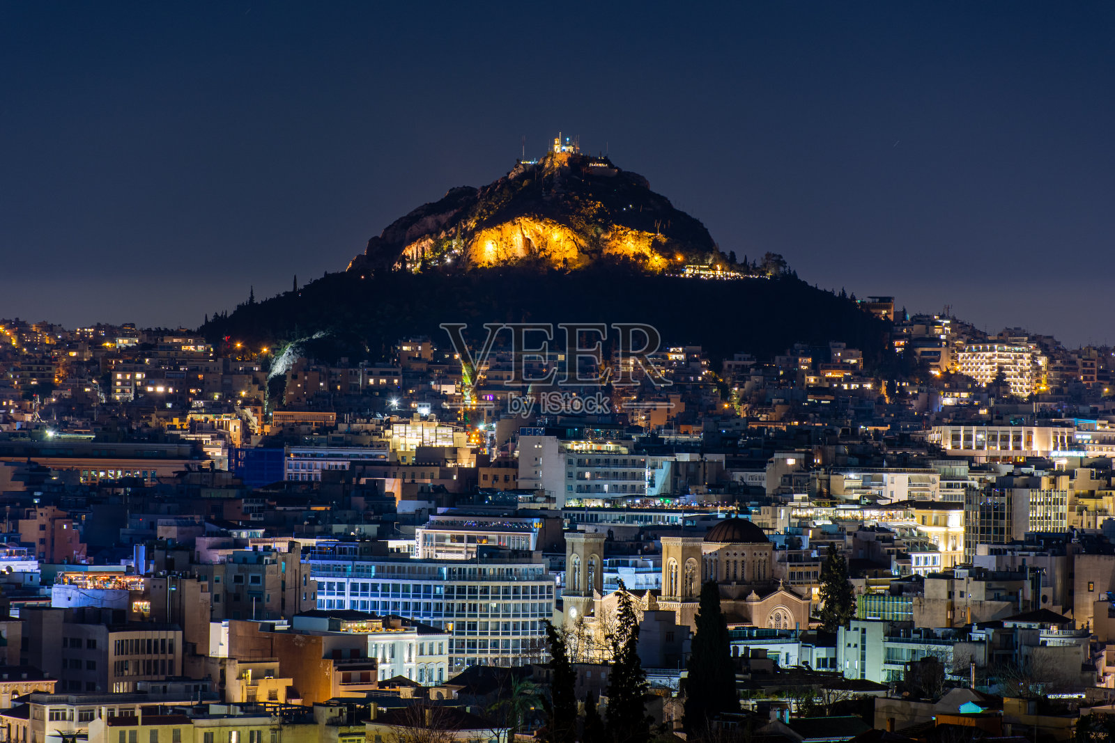 希腊雅典的夜晚，利卡贝图斯山的景色，城市景观，照片摄影图片