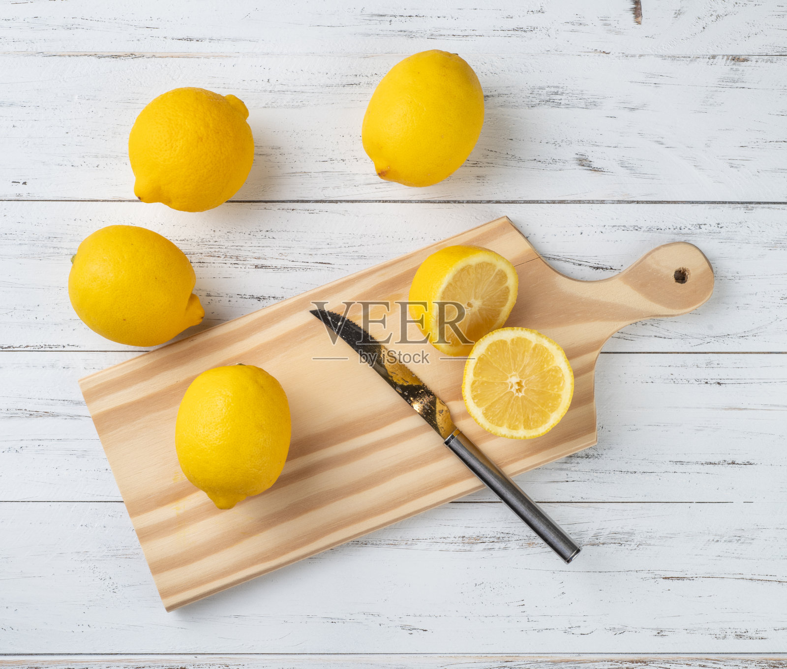 西西里柠檬和半瓣水果放在木板上照片摄影图片