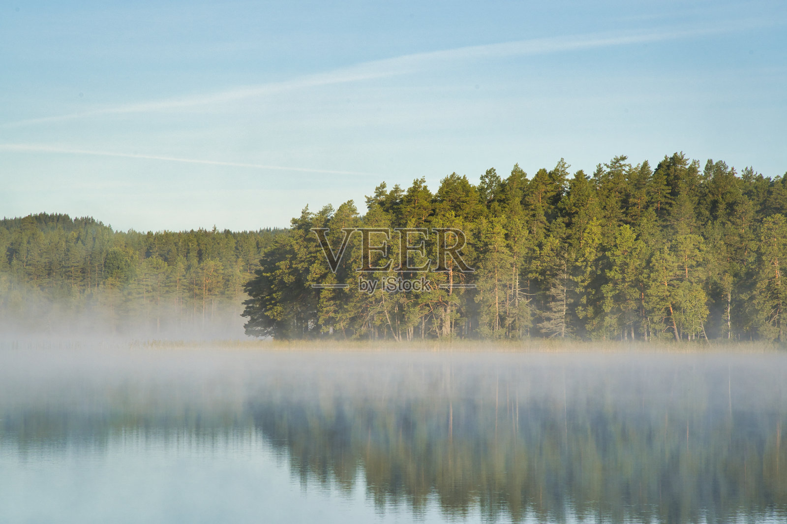 夏天，美丽的瑞典湖，湛蓝的天空照片摄影图片