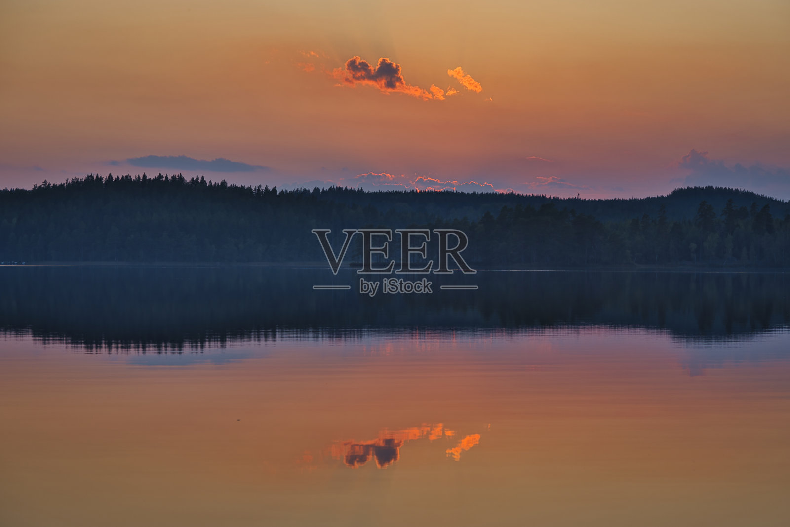 这是瑞典湖面上美丽的落日余晖照片摄影图片