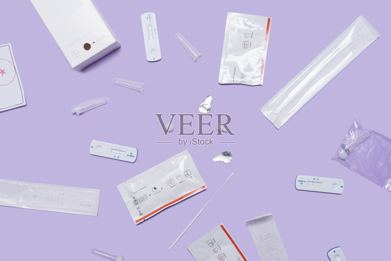 使用过的covid-19抗原诊断试剂盒的图案已打开和未打开。平躺在非常接近的背景上。照片摄影图片