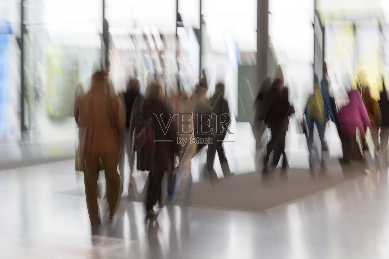 商务人士穿过玻璃门，模糊运动照片摄影图片