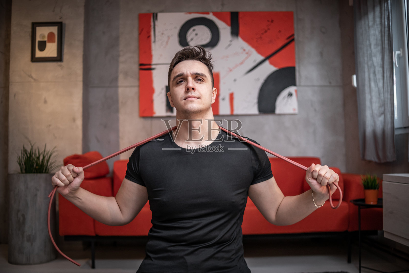 健身是一种生活方式——以锻炼身体开始新的一天照片摄影图片