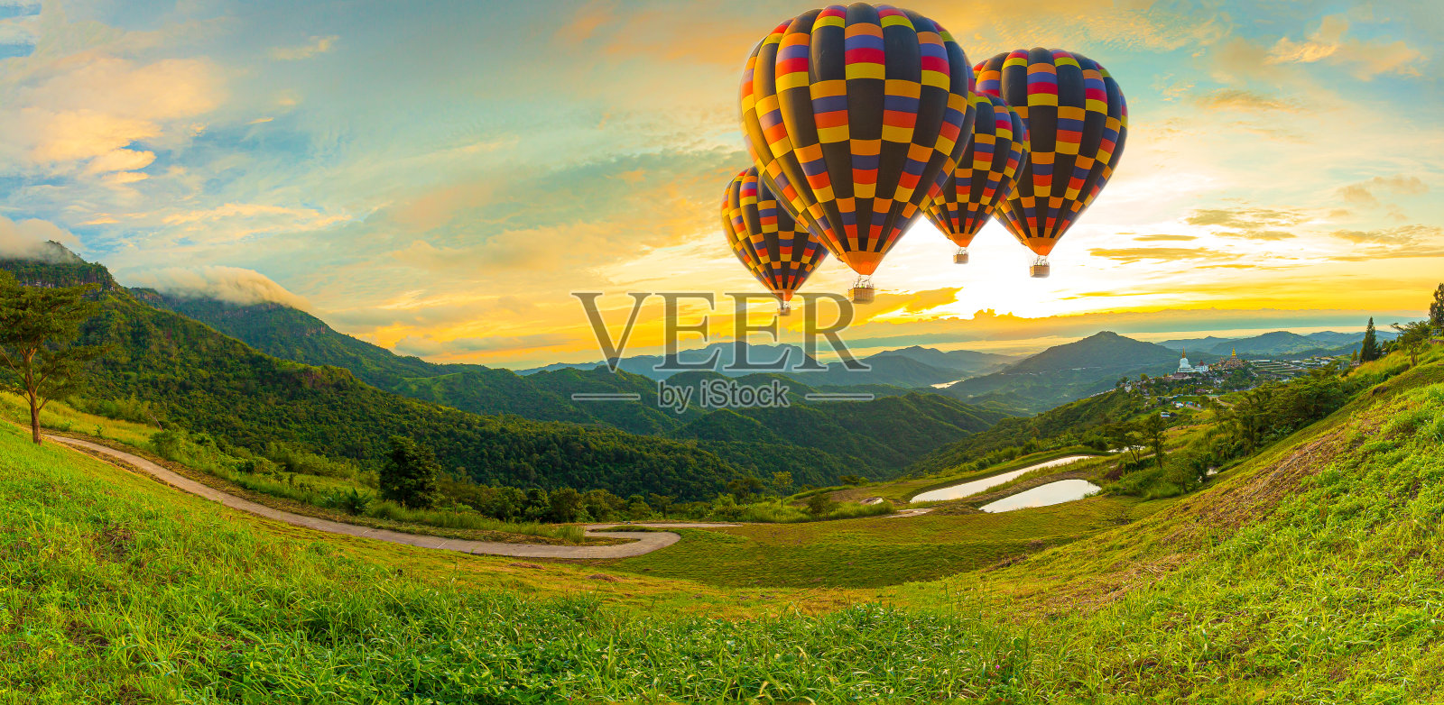 在泰国清迈的Dot Inthanon，五颜六色的热气球在山上飞舞照片摄影图片