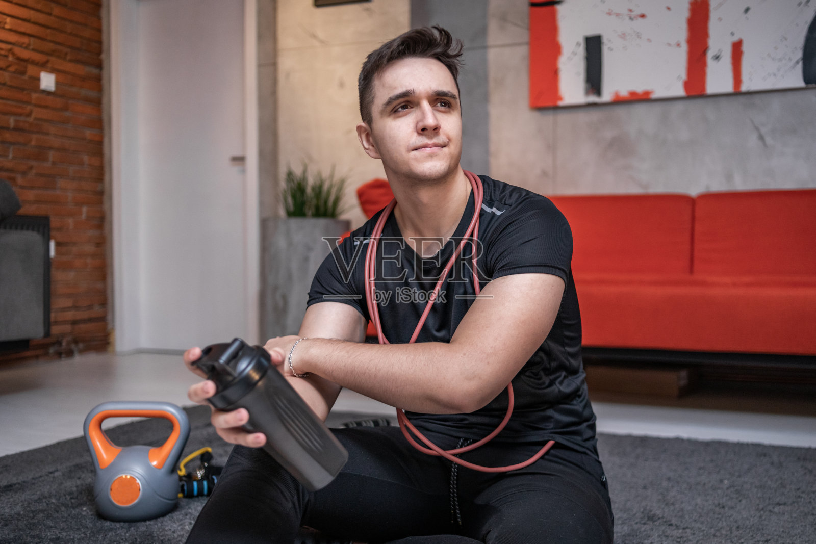 健身是一种生活方式——以锻炼身体开始新的一天照片摄影图片