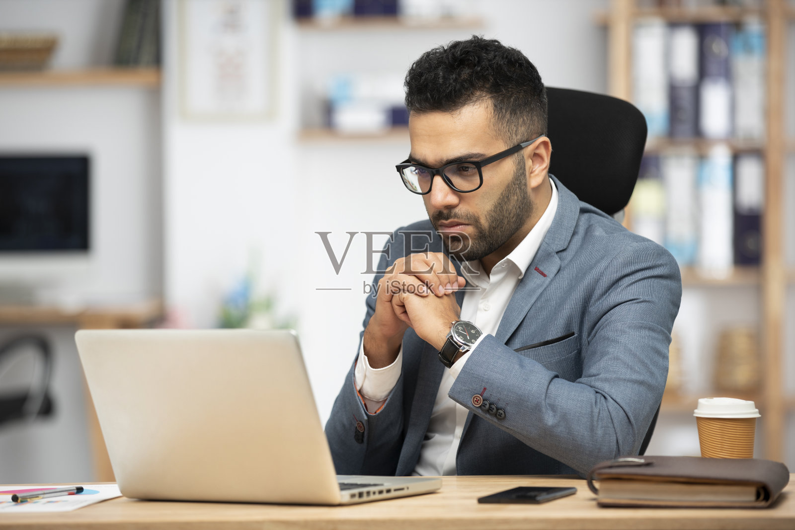 一个英俊的年轻商人在办公室工作的肖像照片摄影图片