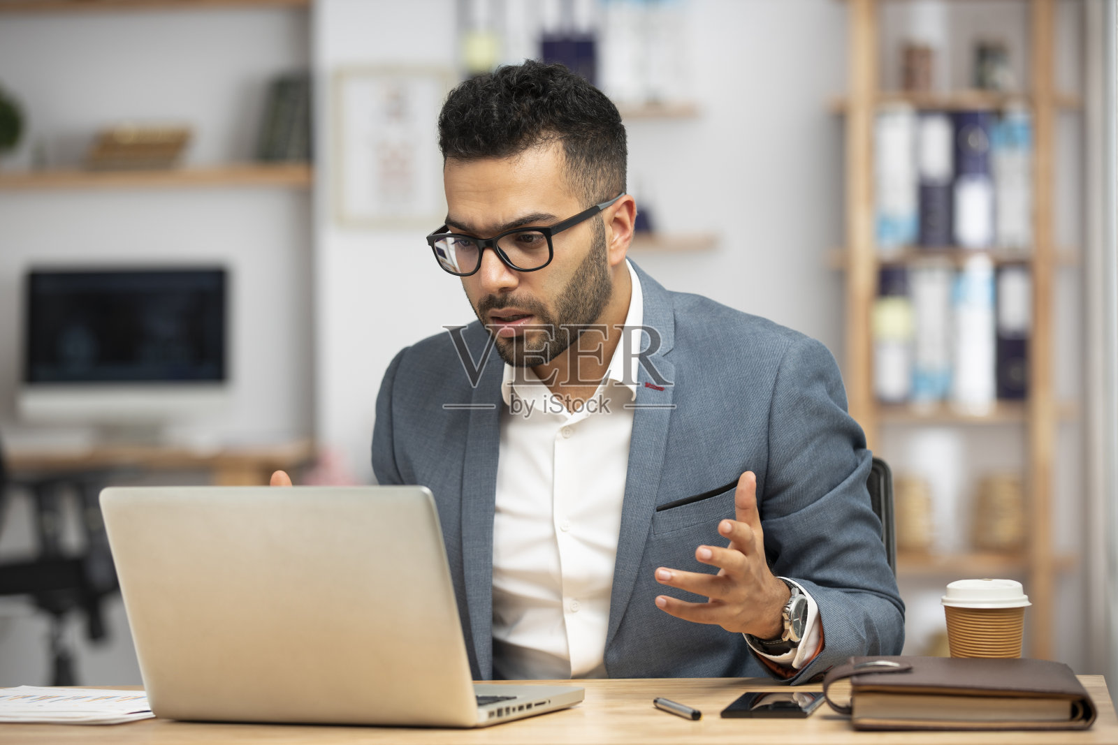 一个英俊的年轻商人在办公室工作的肖像照片摄影图片