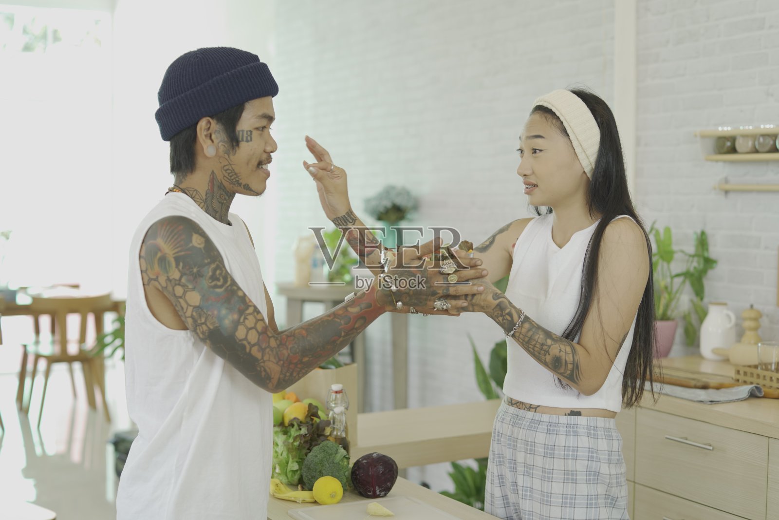 幸福的夫妇在做早餐。照片摄影图片