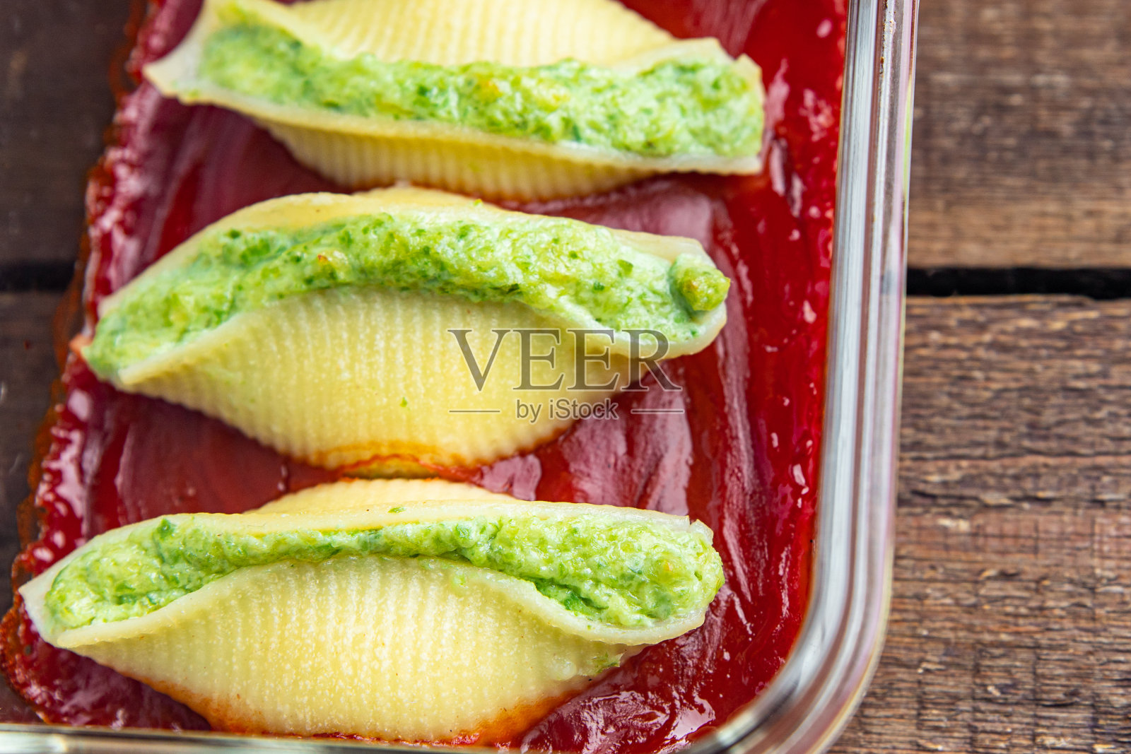 意大利面馅菠菜和奶酪海螺配菜准备吃硬粒小麦健康餐食品零食在桌子上拷贝空间食品背景质朴的素食素食或素食食品没有肉照片摄影图片