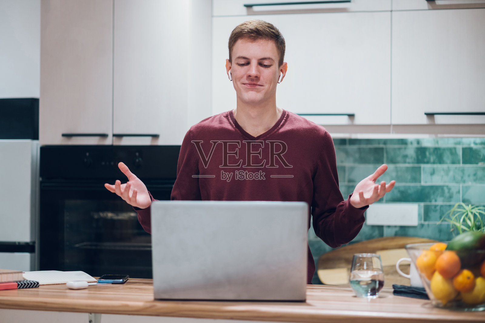 红发男人用笔记本电脑工作，在家打视频电话照片摄影图片