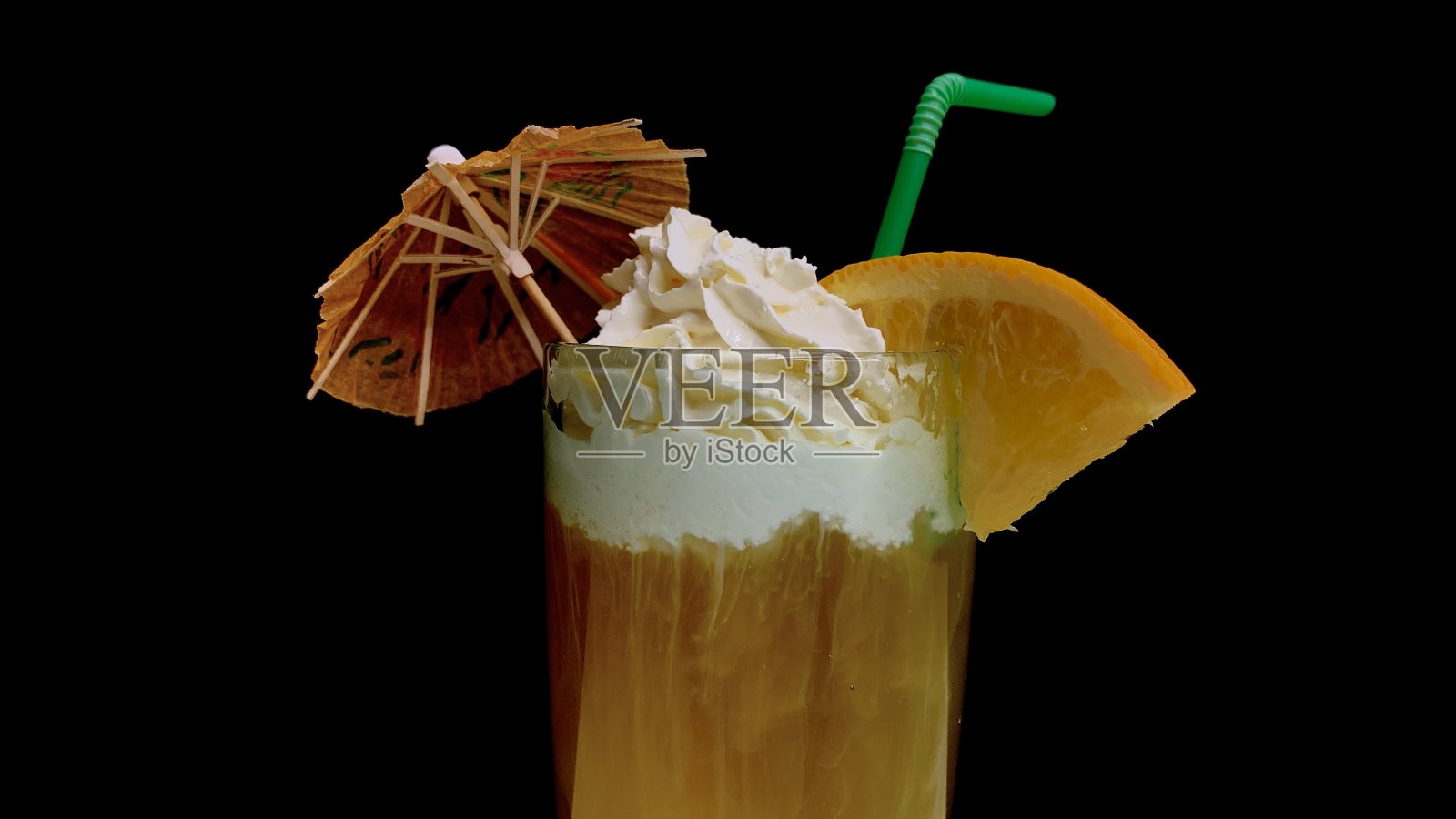 酒吧里供应着鲜亮的鸡尾酒照片摄影图片