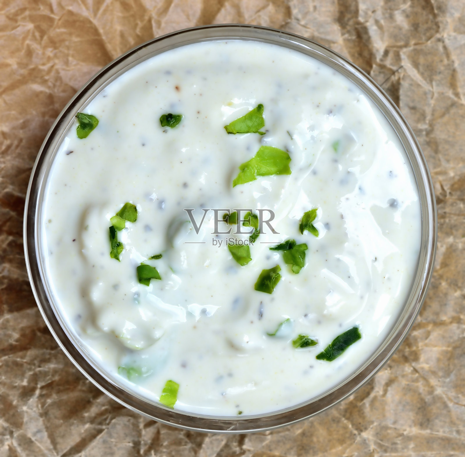 自制蒜味酸奶蘸酱加香草。视图从上。照片摄影图片