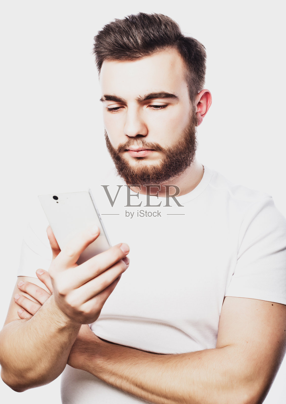 技术与人的概念:大胡子男子在白底打字照片摄影图片