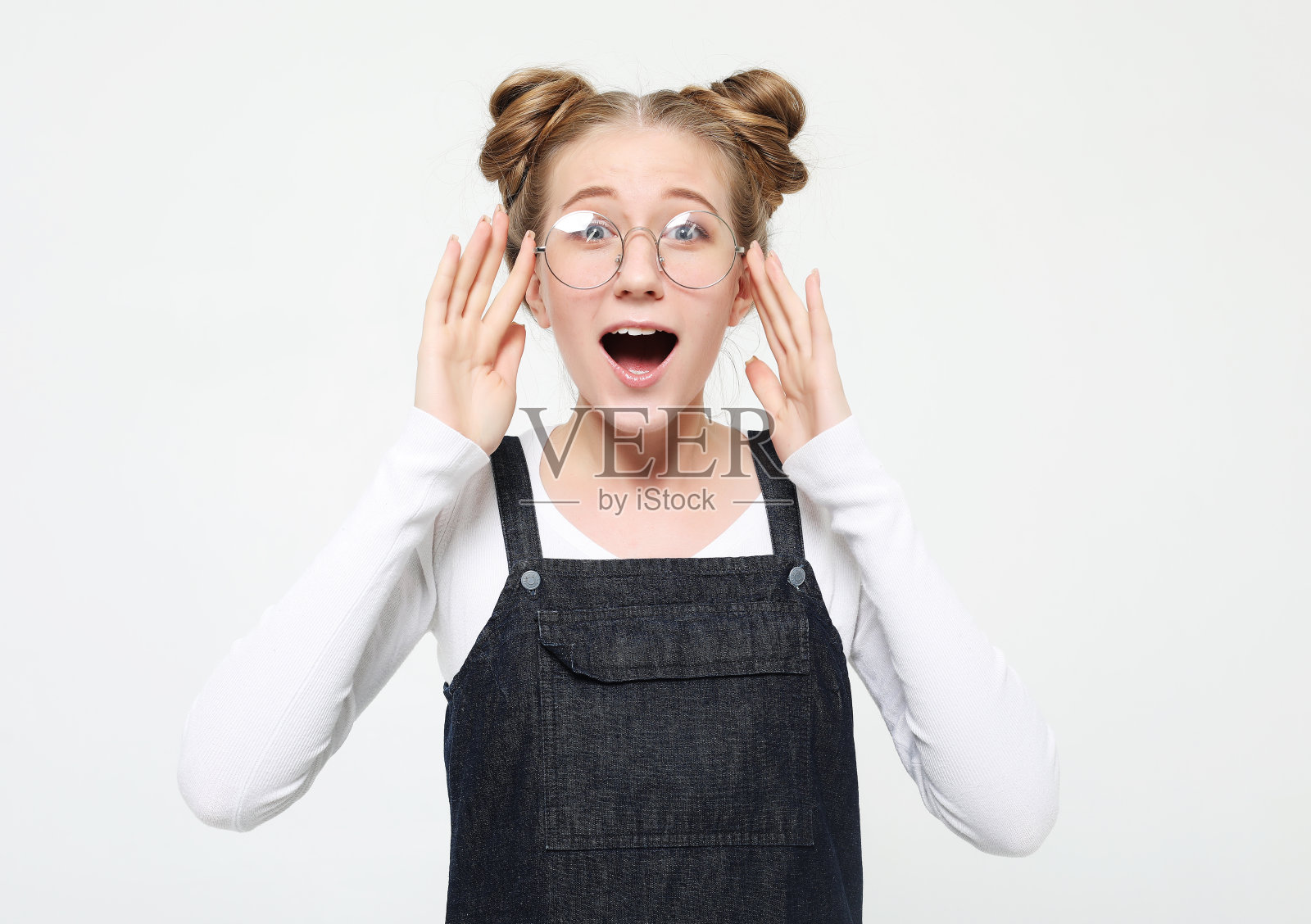 生活方式和人的观念:震惊了美丽的年轻女子，张大了嘴巴照片摄影图片