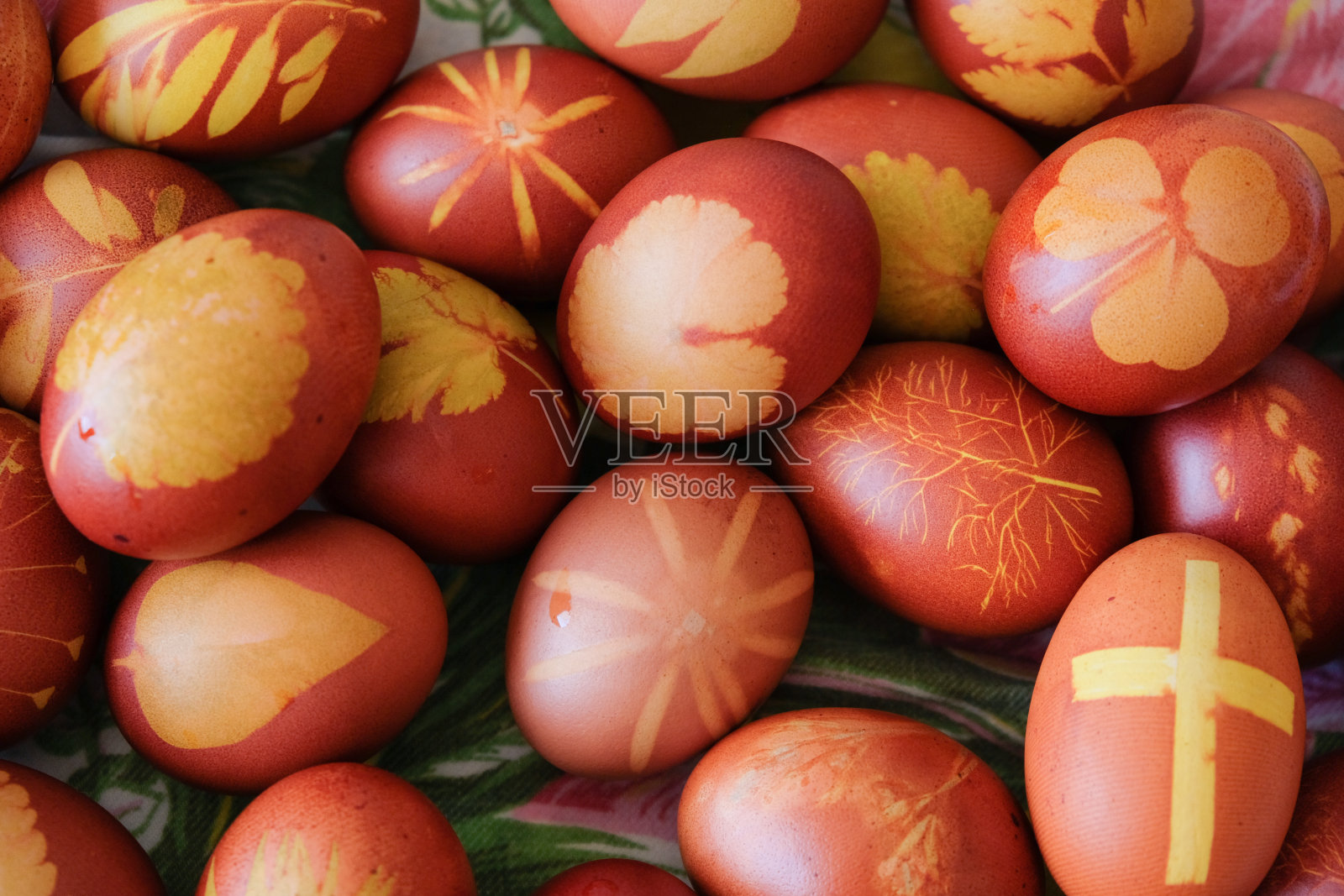 传统的复活节彩蛋与红色天然染料和草本印花图案照片摄影图片