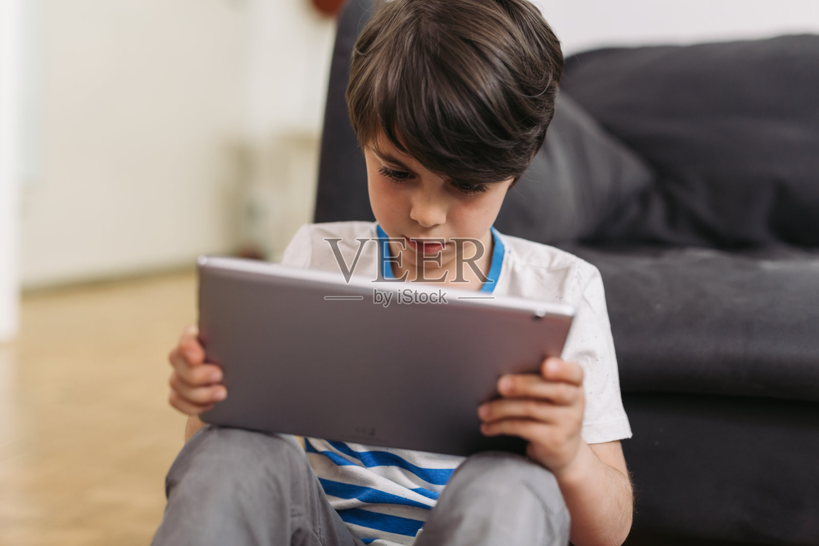 母子在家照片摄影图片