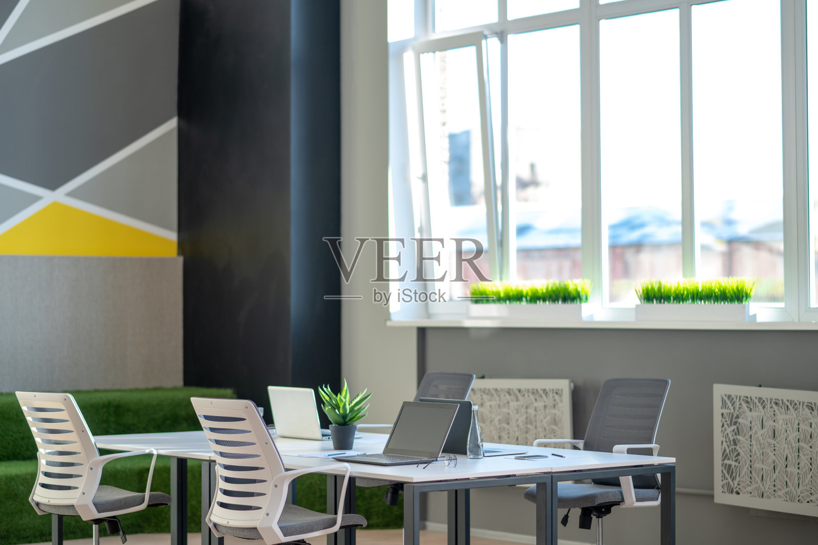 办公场地中间有一张谈判桌照片摄影图片