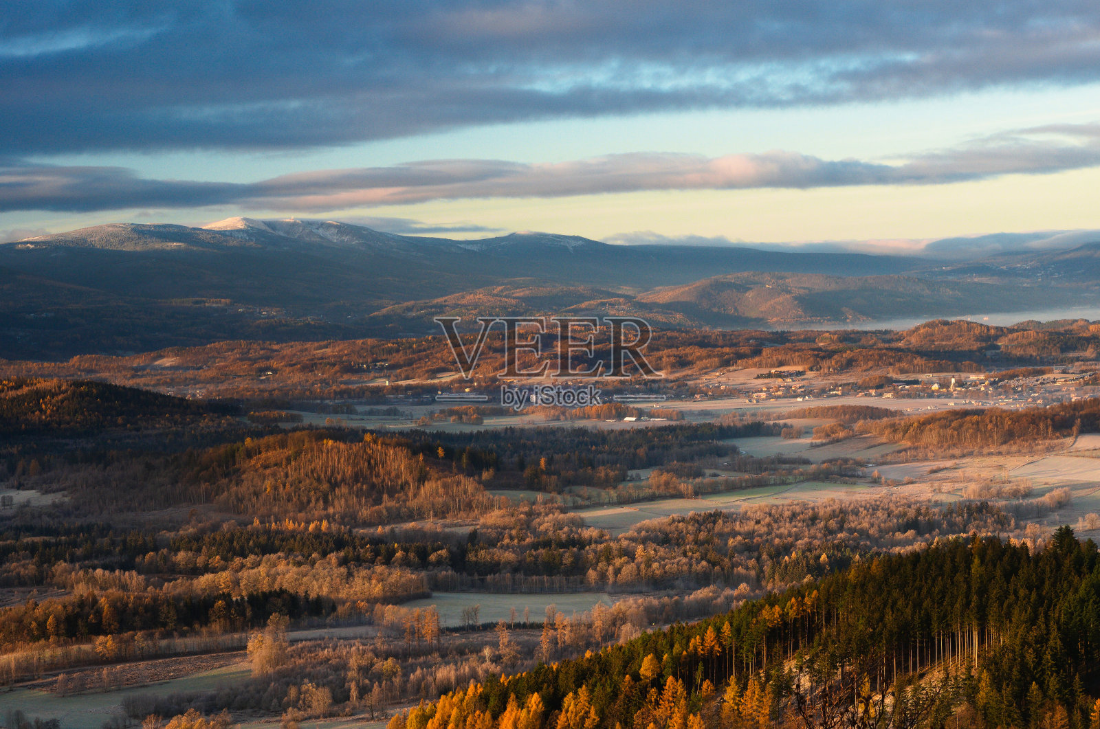 在一个凉爽的晚秋早晨，喀科诺兹山脉的全景照片摄影图片
