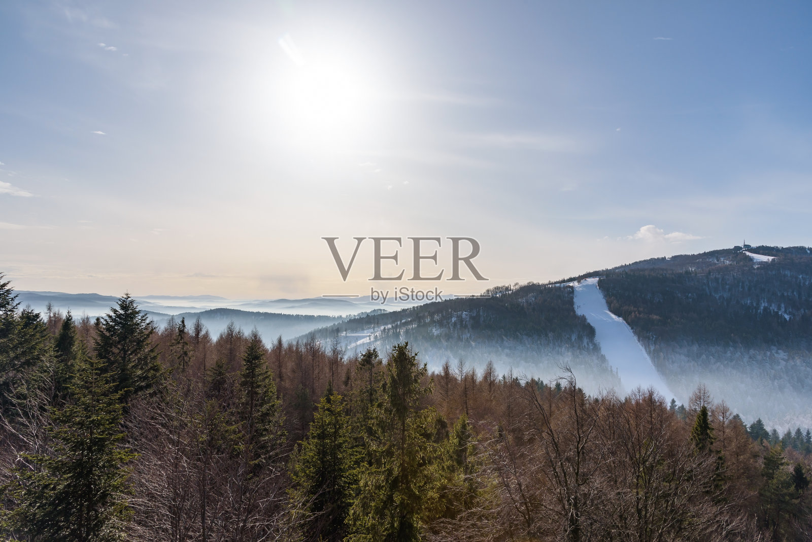 在一个阳光明媚的日子里，贝斯基德·萨迪奇山脉的雾蒙蒙的景象照片摄影图片