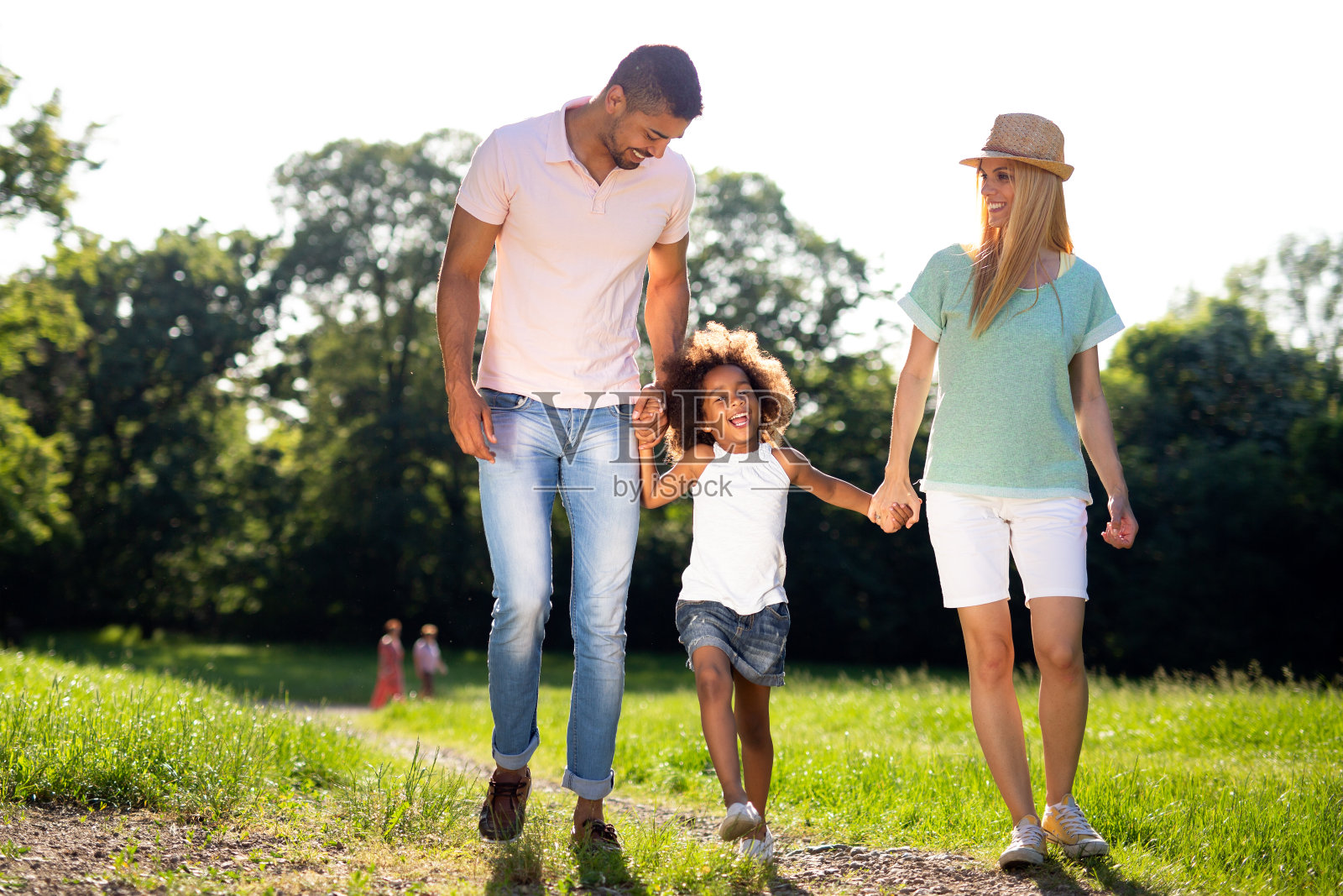 快乐的多民族家庭一起在户外玩耍。人们爱幸福的概念照片摄影图片
