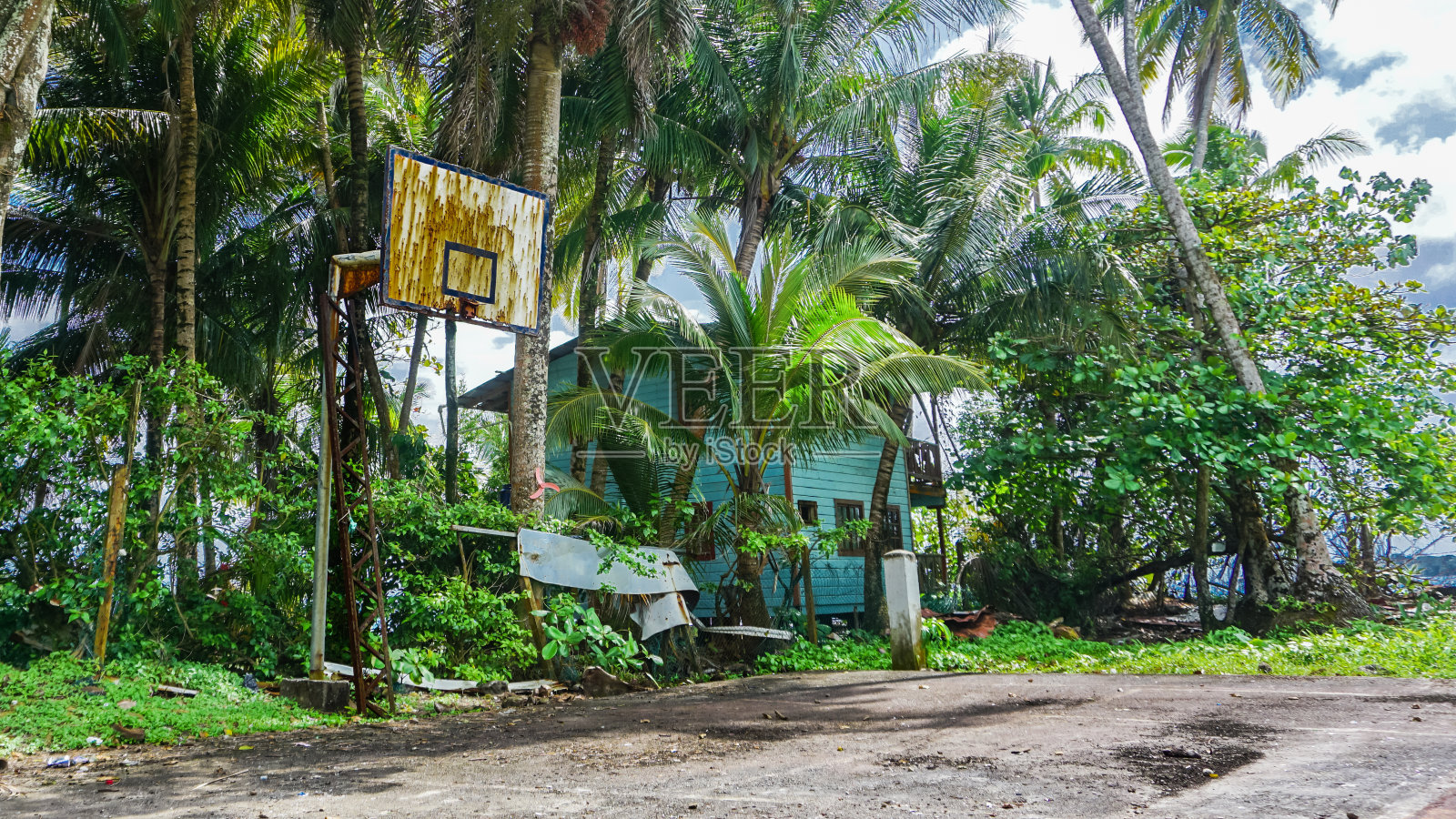 废弃的篮球场，篮板生锈了。照片摄影图片