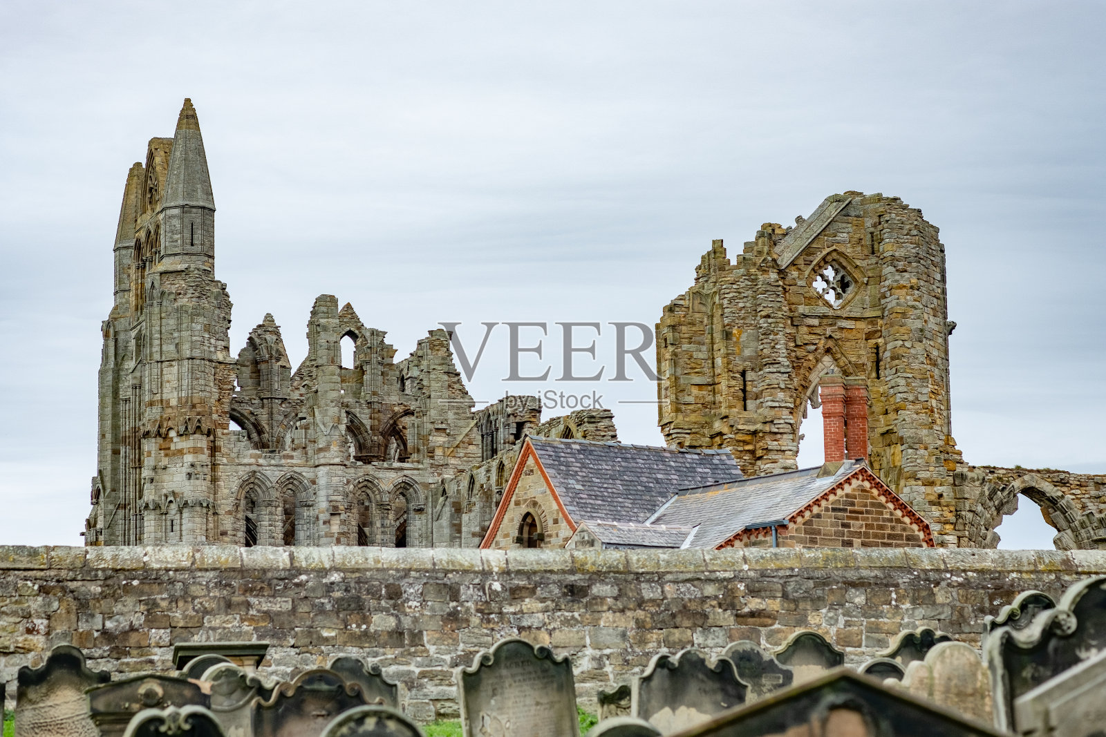 历史悠久的修道院和墓地照片摄影图片