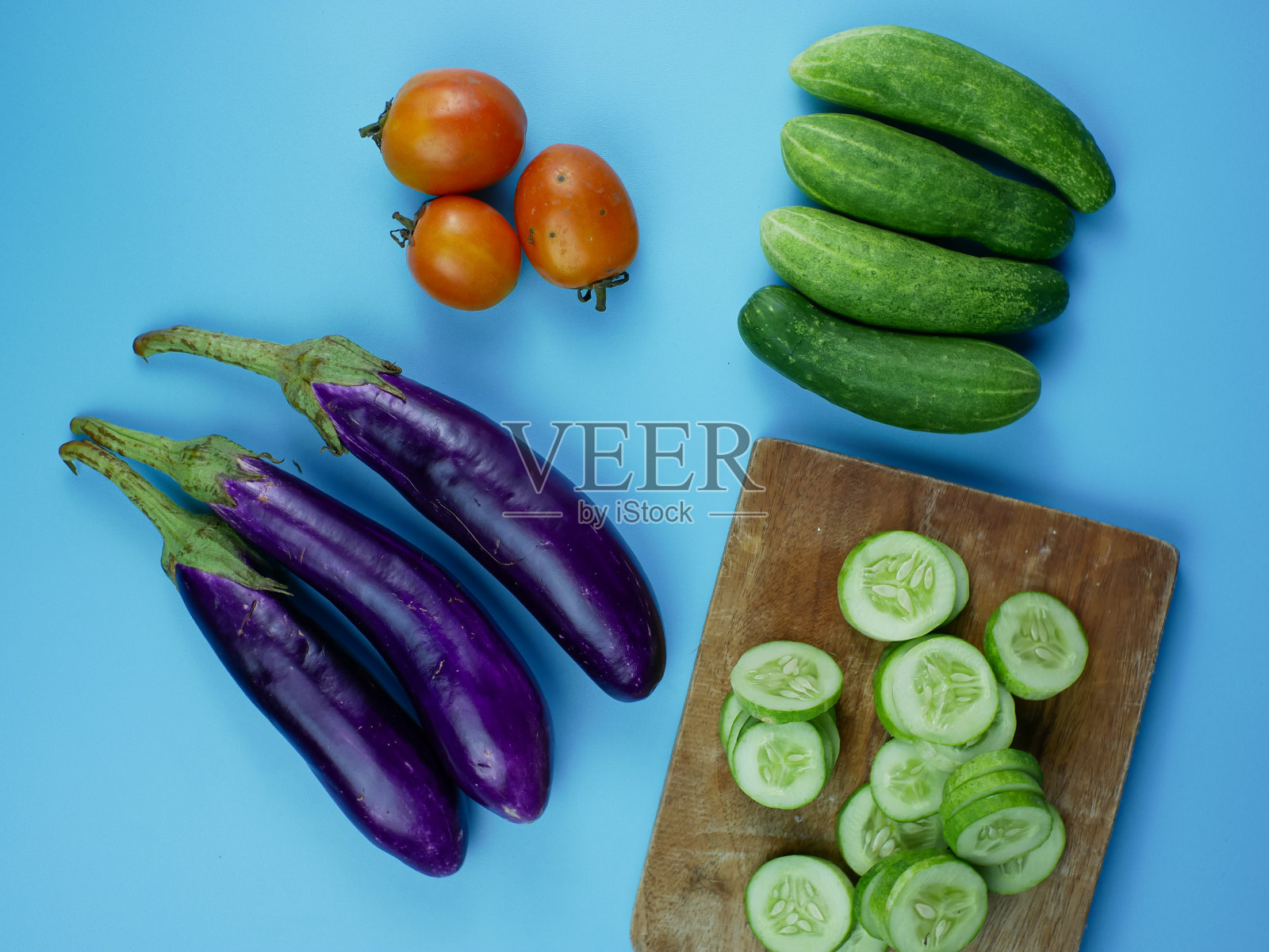 茄子，西红柿和黄瓜。健康蔬菜食品概念照片摄影图片