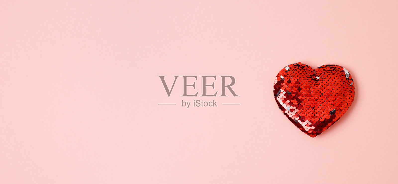 情人节的概念与心形在粉红色的背景上照片摄影图片