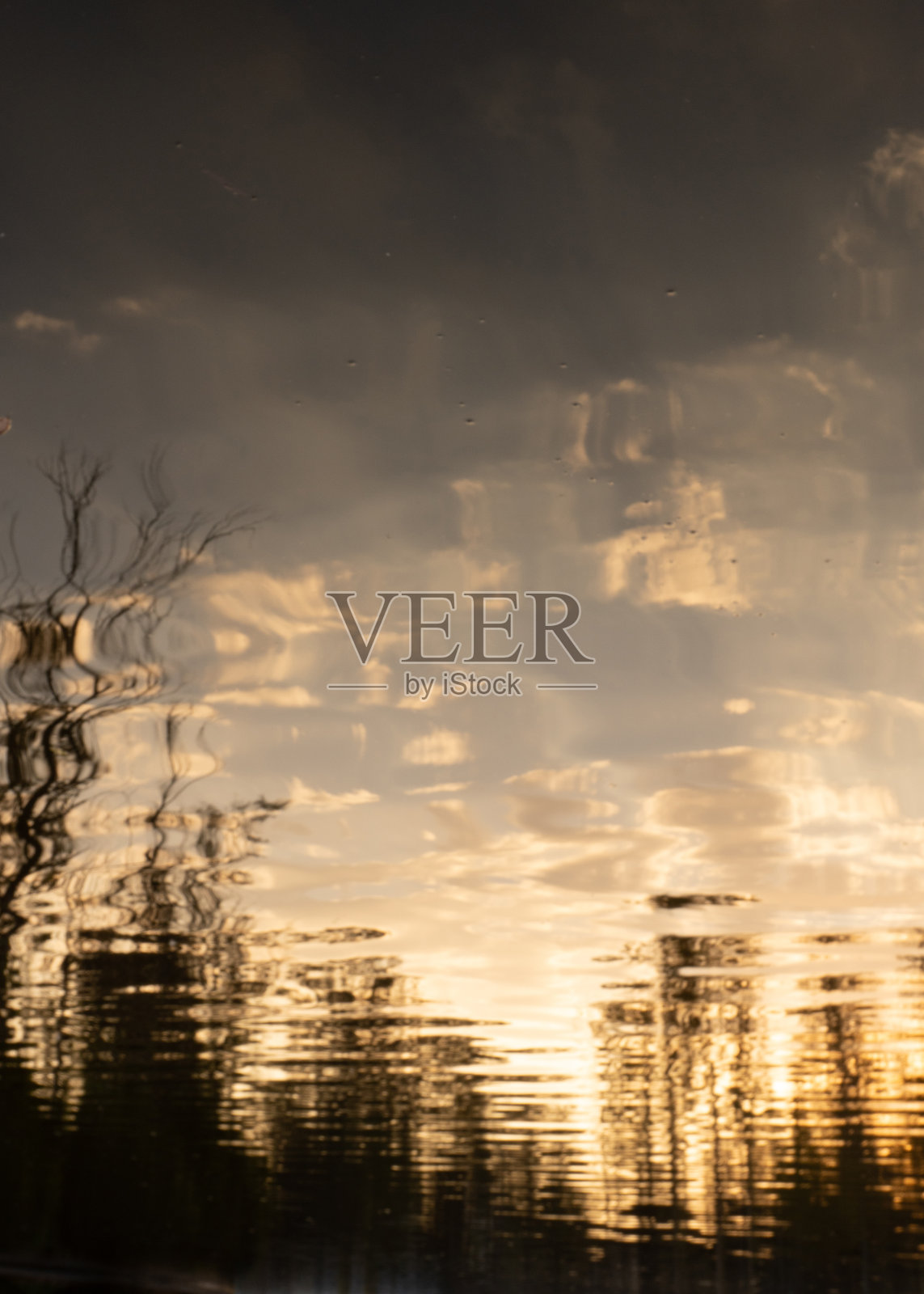 黄色和橙色抽象的水背景。照片摄影图片