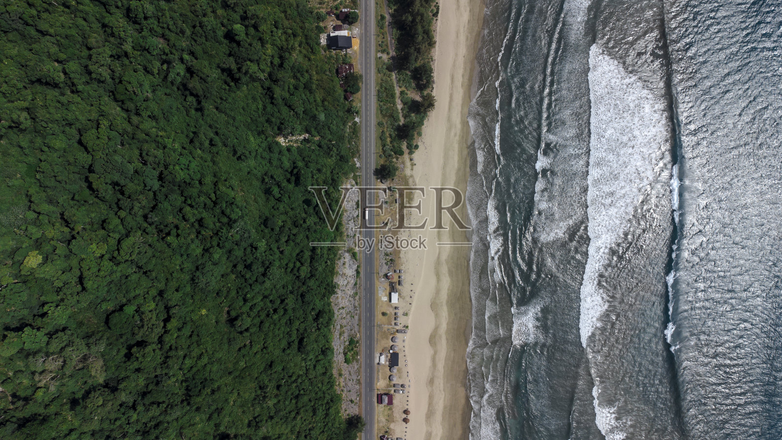 海滩边笔直平坦的道路照片摄影图片