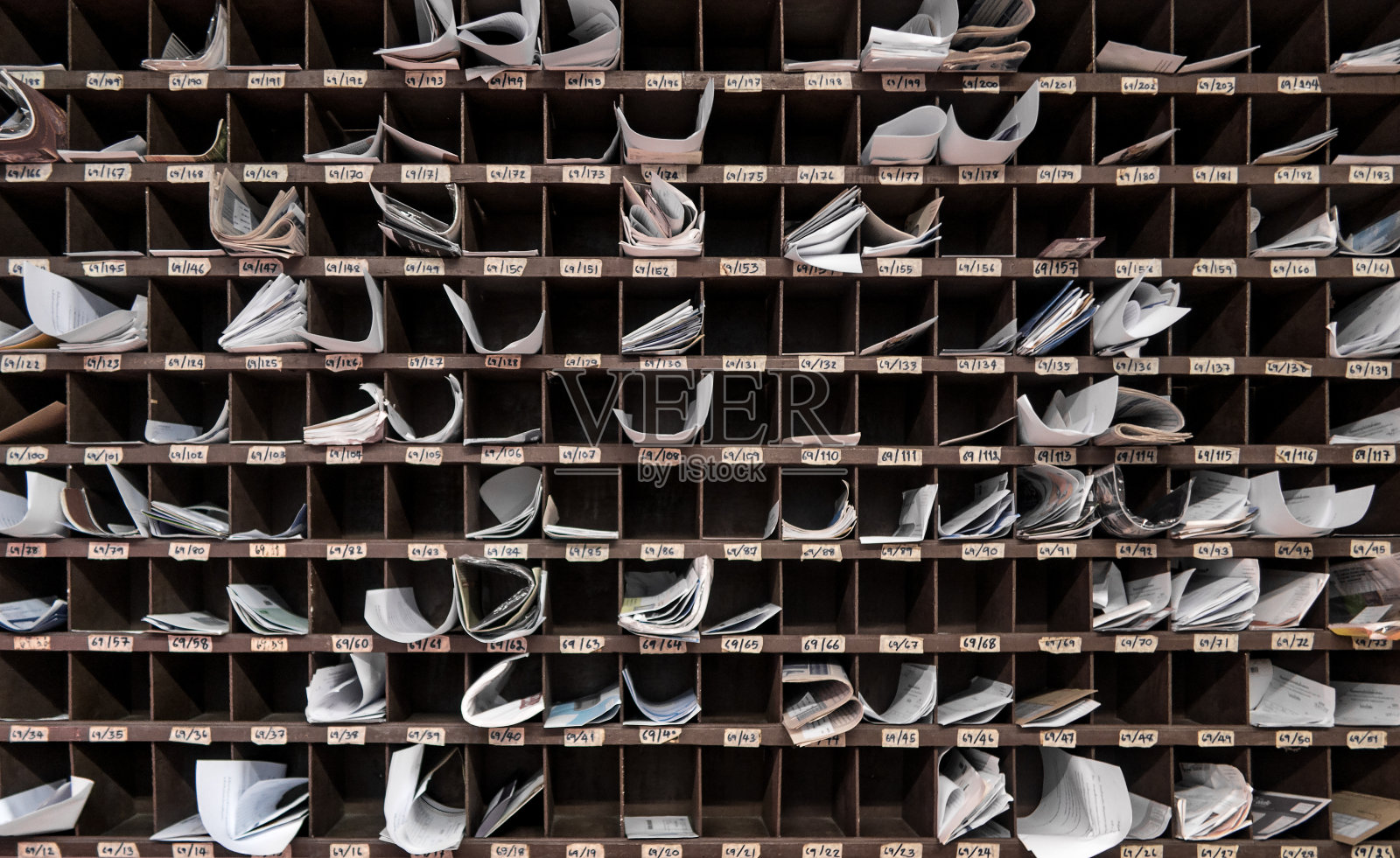 挂在墙上的公寓邮箱，里面装着文件和信件照片摄影图片