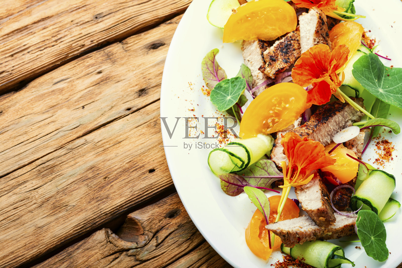 切片牛排配蔬菜，肉沙拉照片摄影图片