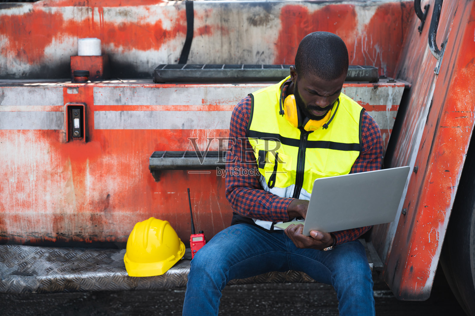 认真工作的工程师，领班，使用笔记本电脑和达到堆垛背景照片摄影图片