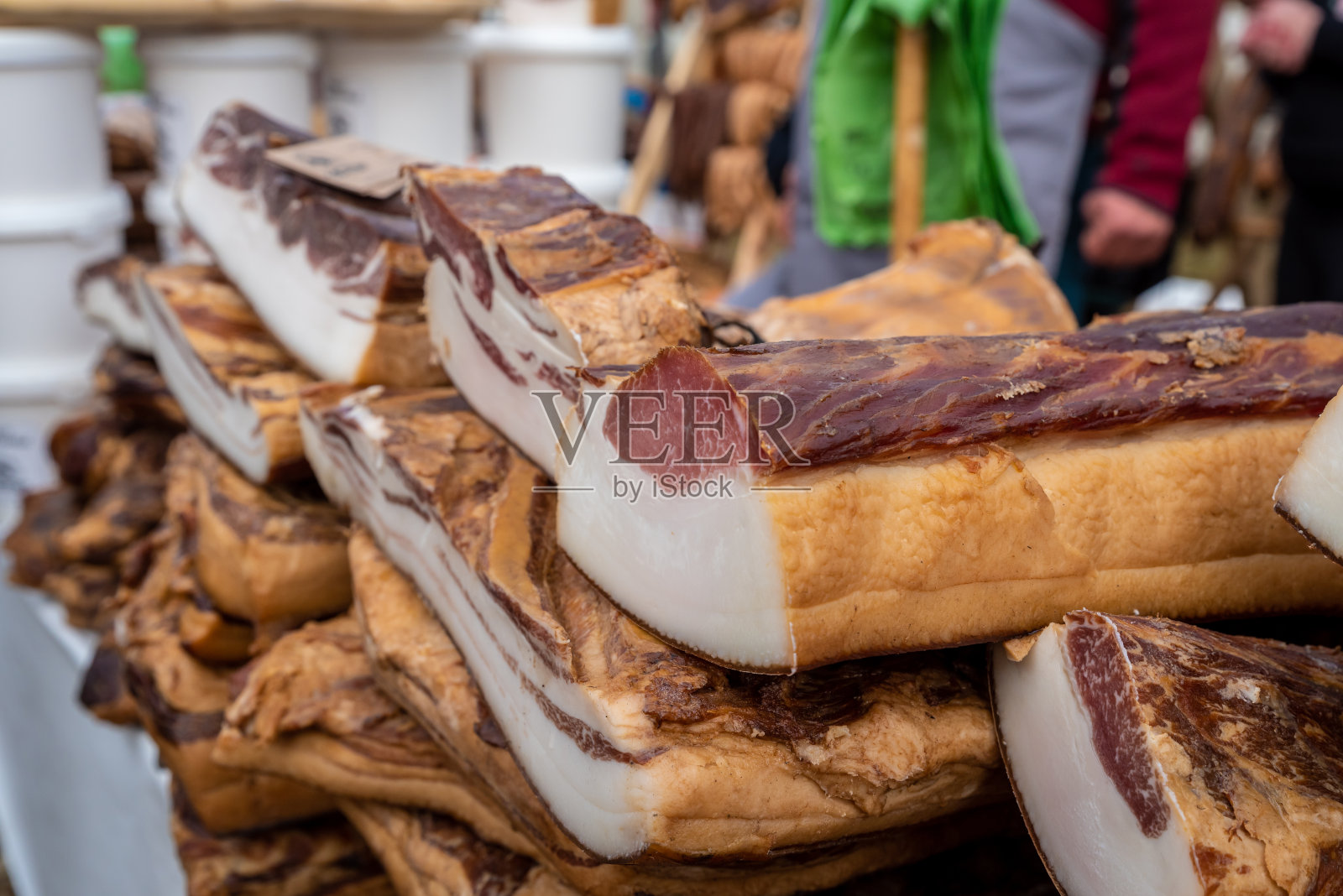 非常美味的自制培根，烟熏和新鲜照片摄影图片