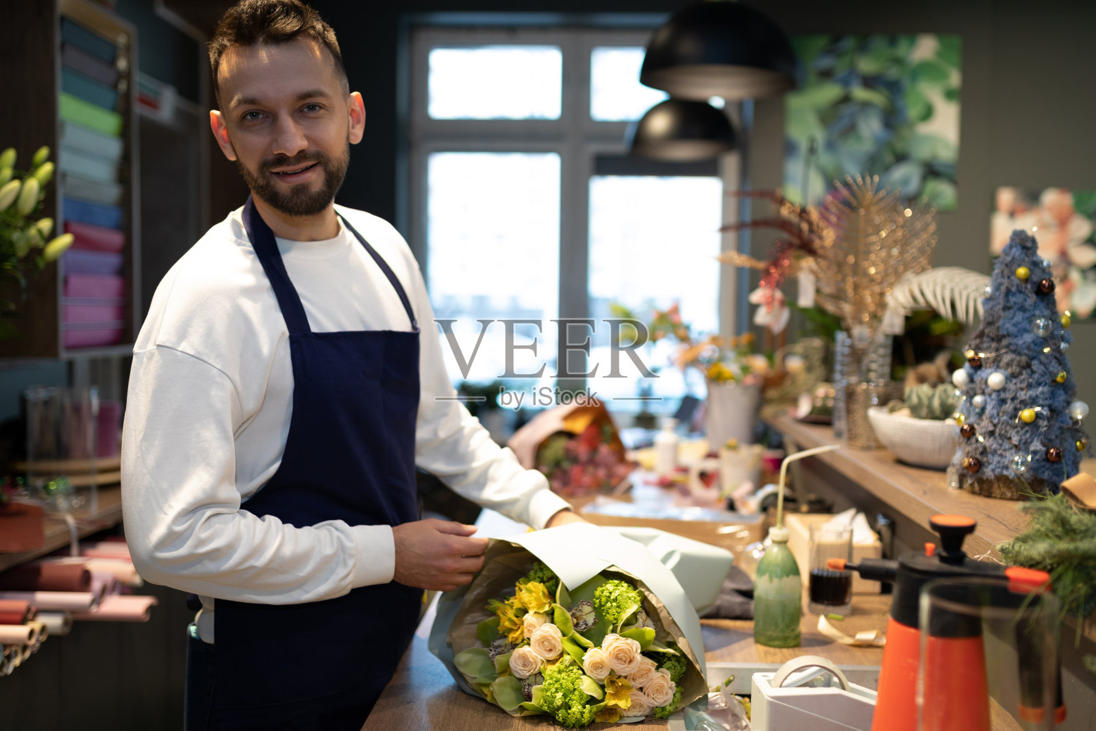 花商制作了一束鲜花照片摄影图片