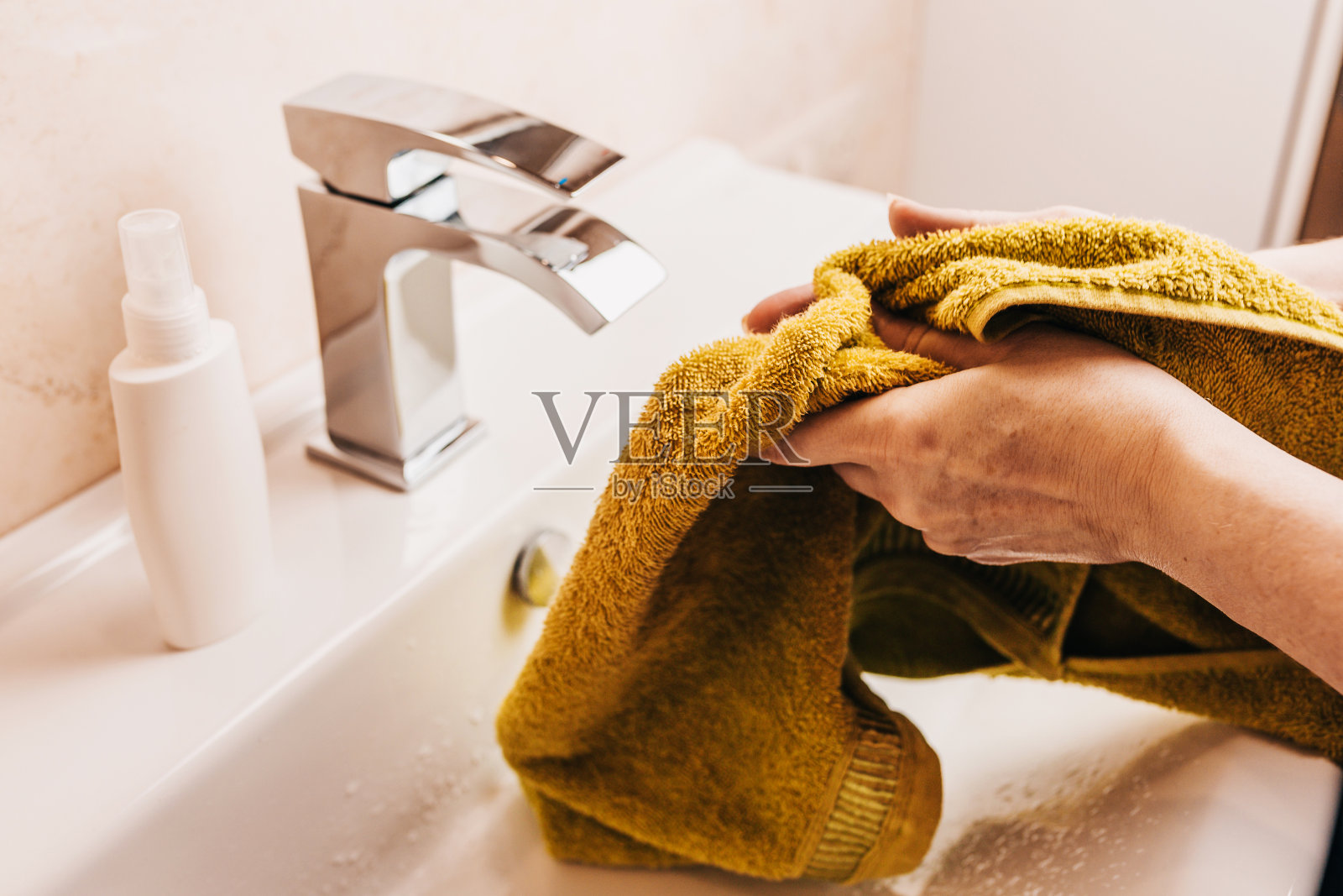 女人用柔软的毛巾洗手后擦手照片摄影图片