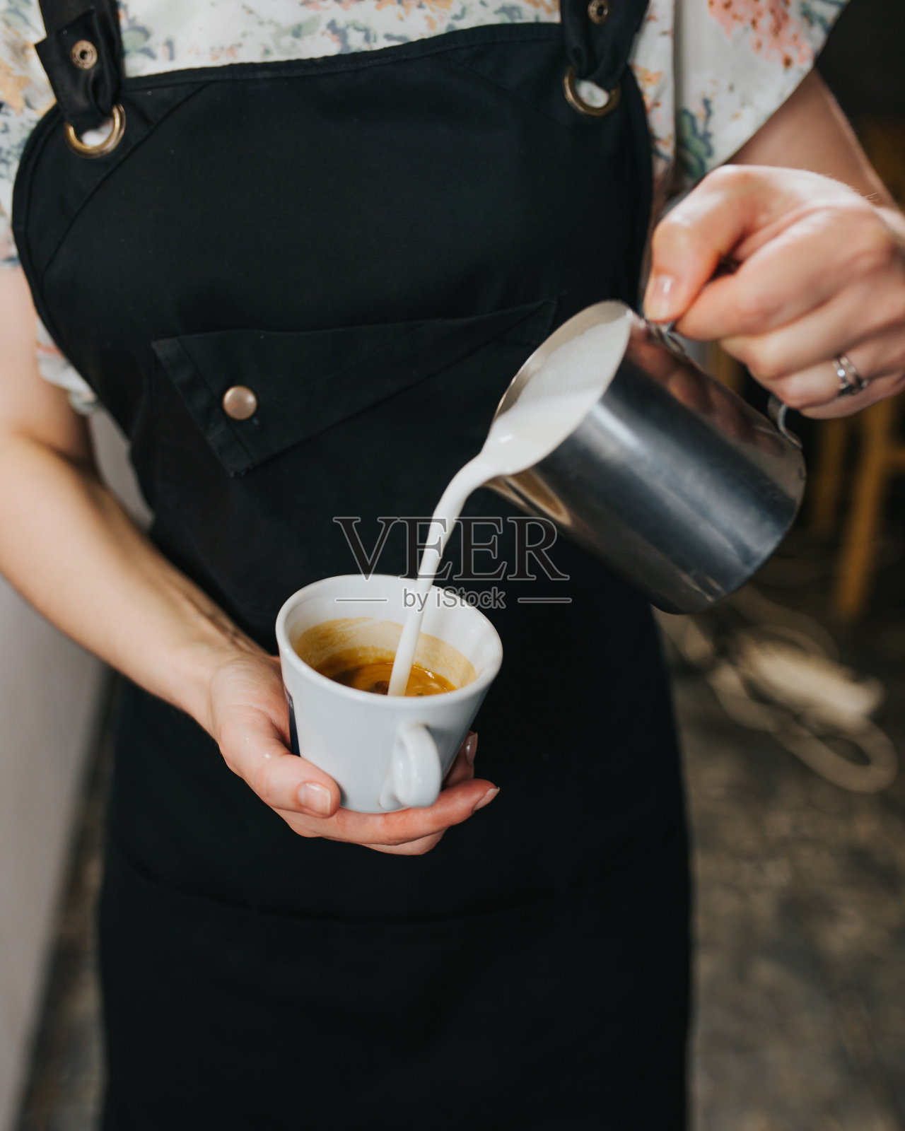 用卡布奇诺咖啡的奶泡在咖啡上画出艺术图案照片摄影图片