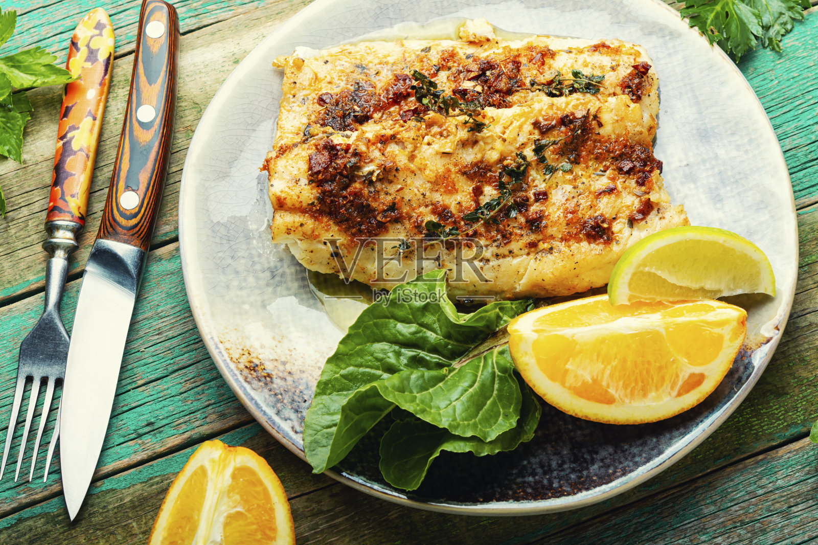 柳橙油炸鱼片。照片摄影图片