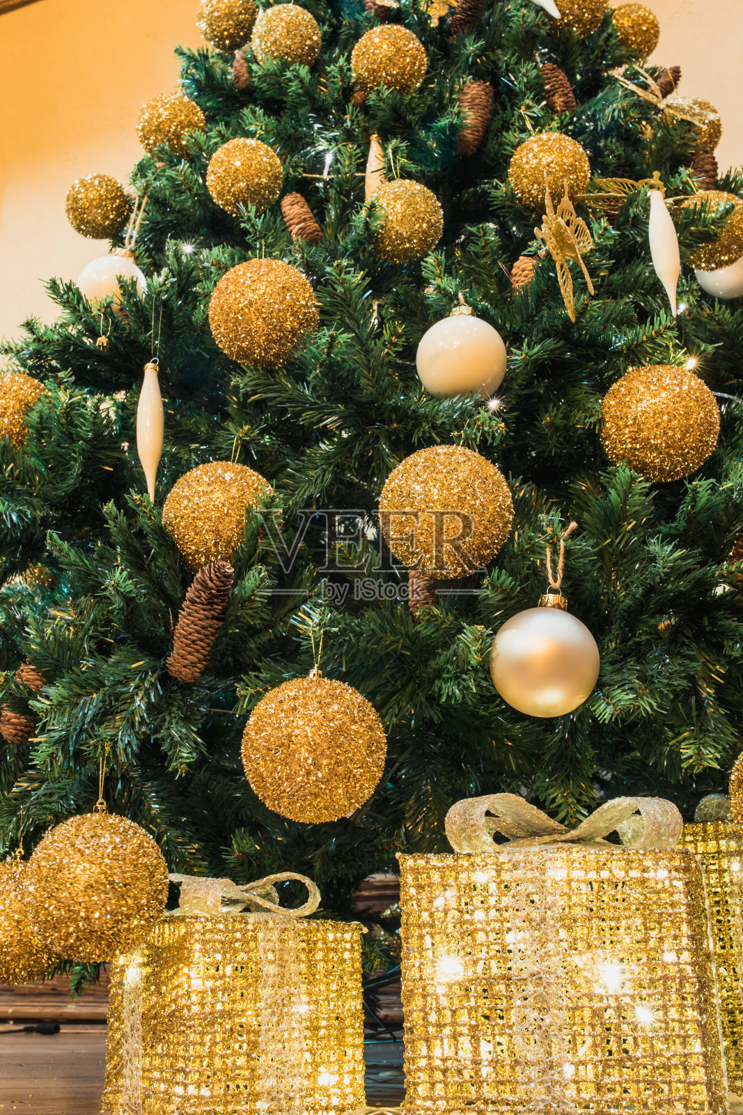 为圣诞节装饰的新年人造树照片摄影图片