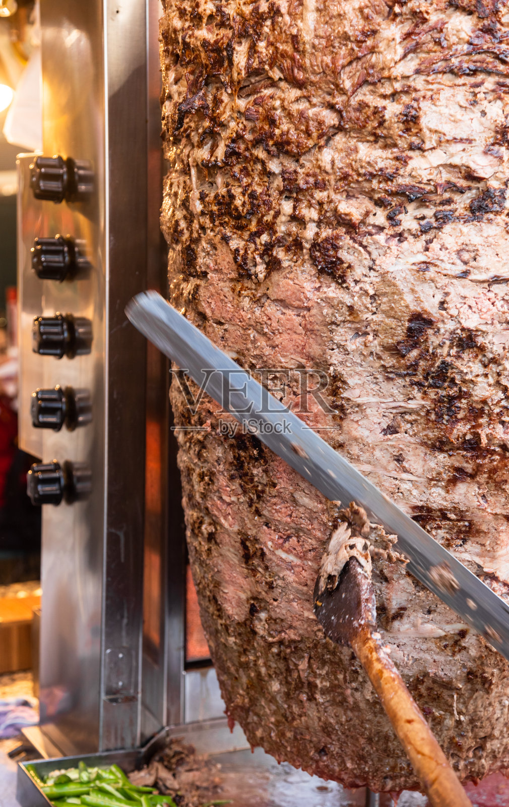 制作土耳其烤肉串，伊斯坦布尔街头小吃照片摄影图片