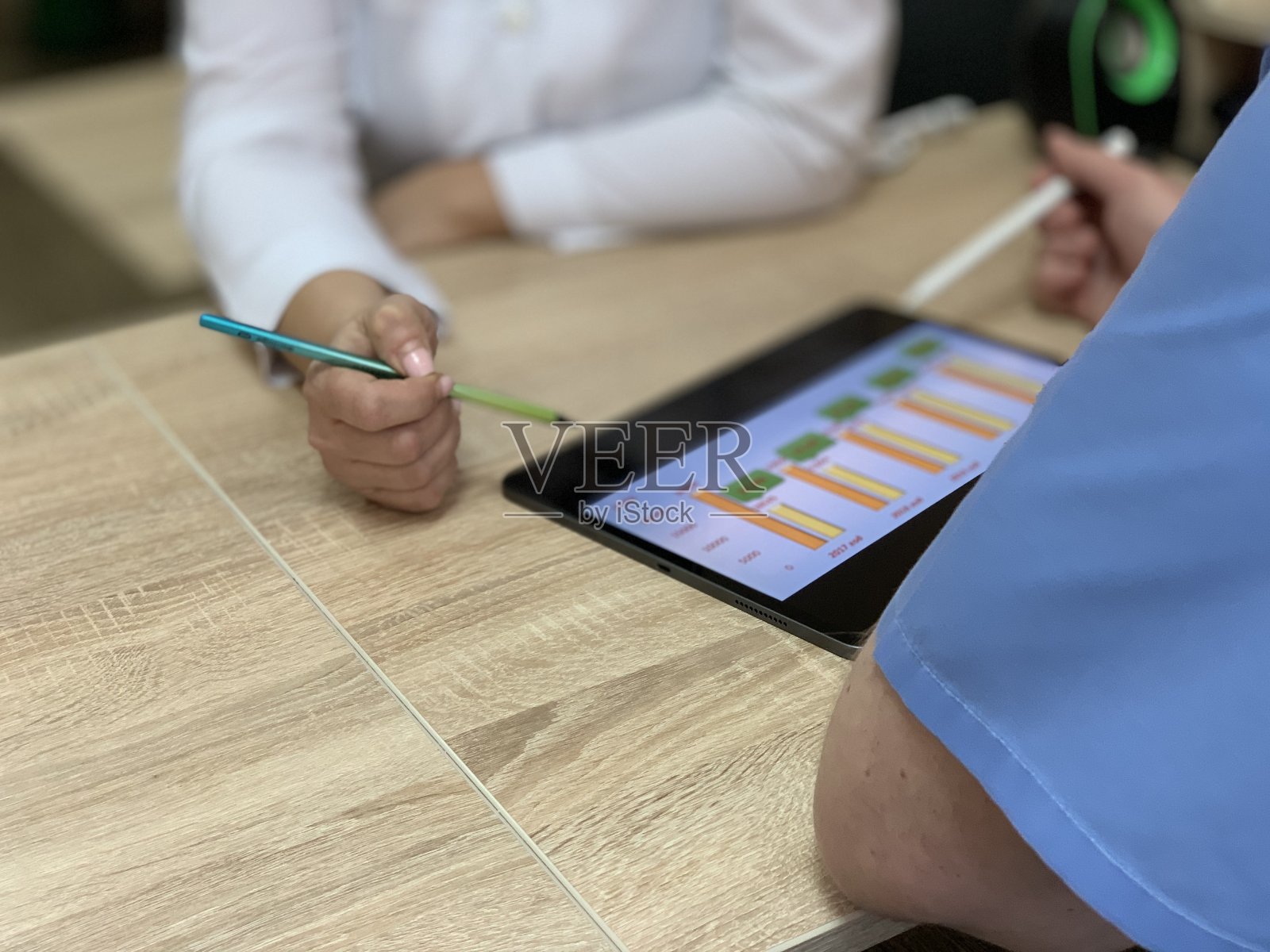 医院的医生、护士和行政人员正在开会照片摄影图片