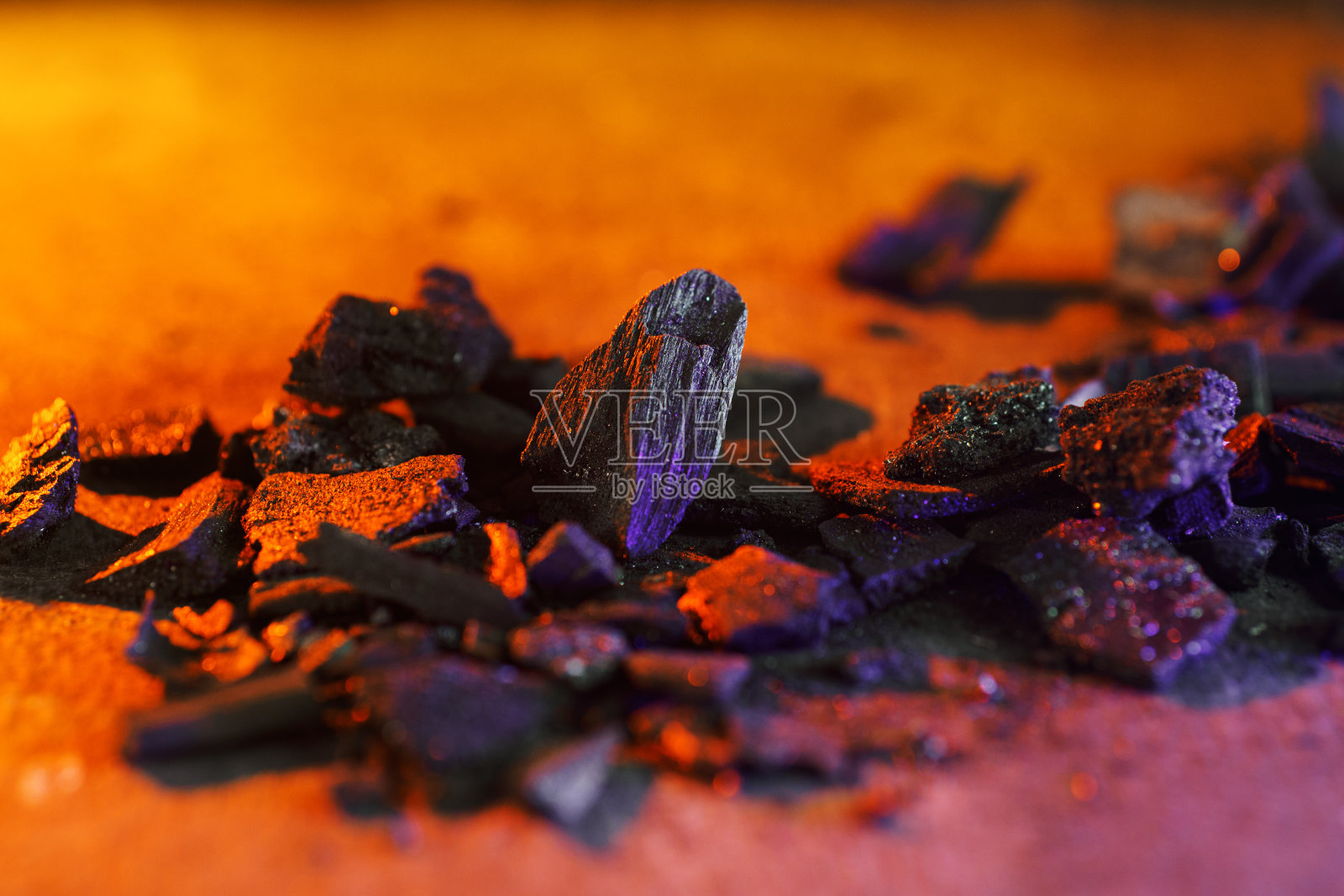 橙色背景上的木炭照片摄影图片