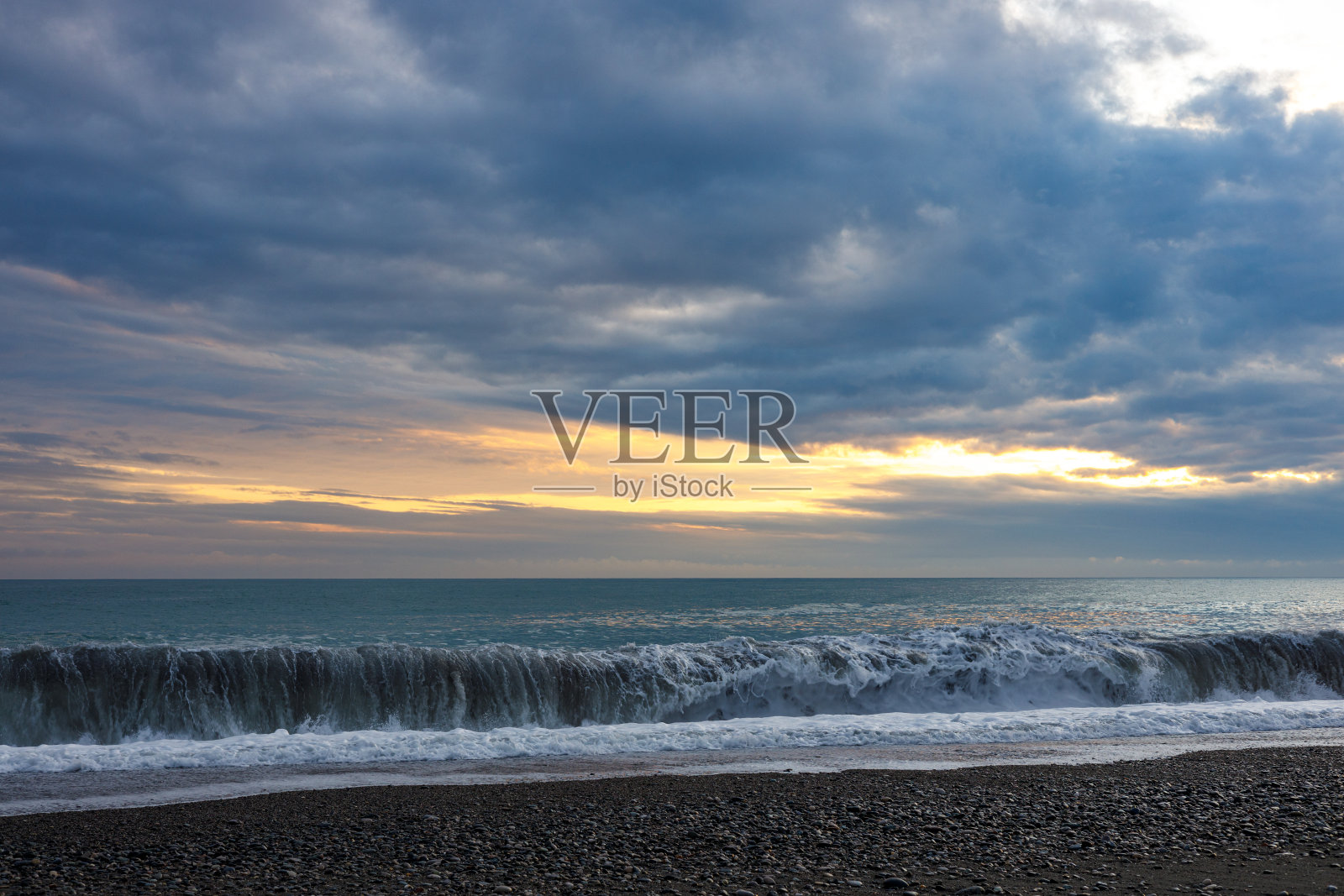乌云密布的天空，碧蓝的云海照片摄影图片