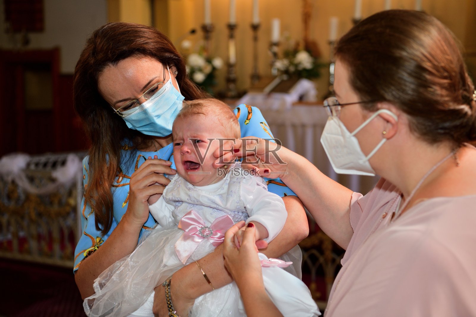 在教堂的祭坛前，脸上戴着呼吸器的孩子们的肖像照片摄影图片