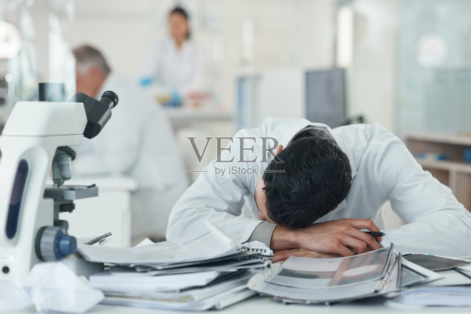 一名年轻的科学家在实验室工作时看起来压力很大照片摄影图片