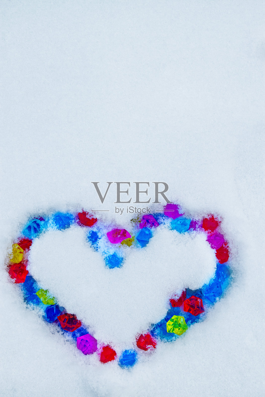 心在雪地上照片摄影图片