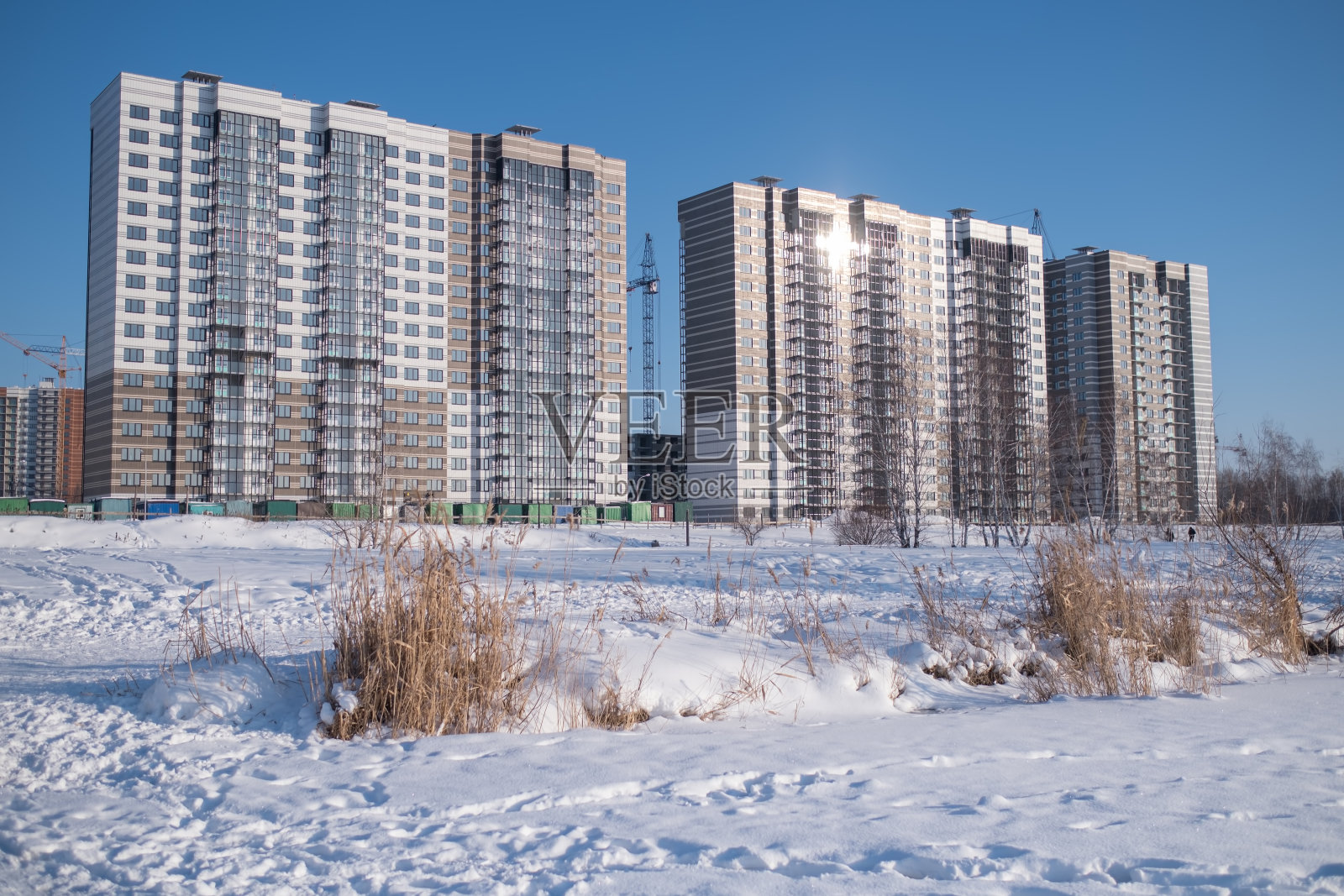高楼林立的新区，冰雪覆盖的冬季景观，俄罗斯。照片摄影图片