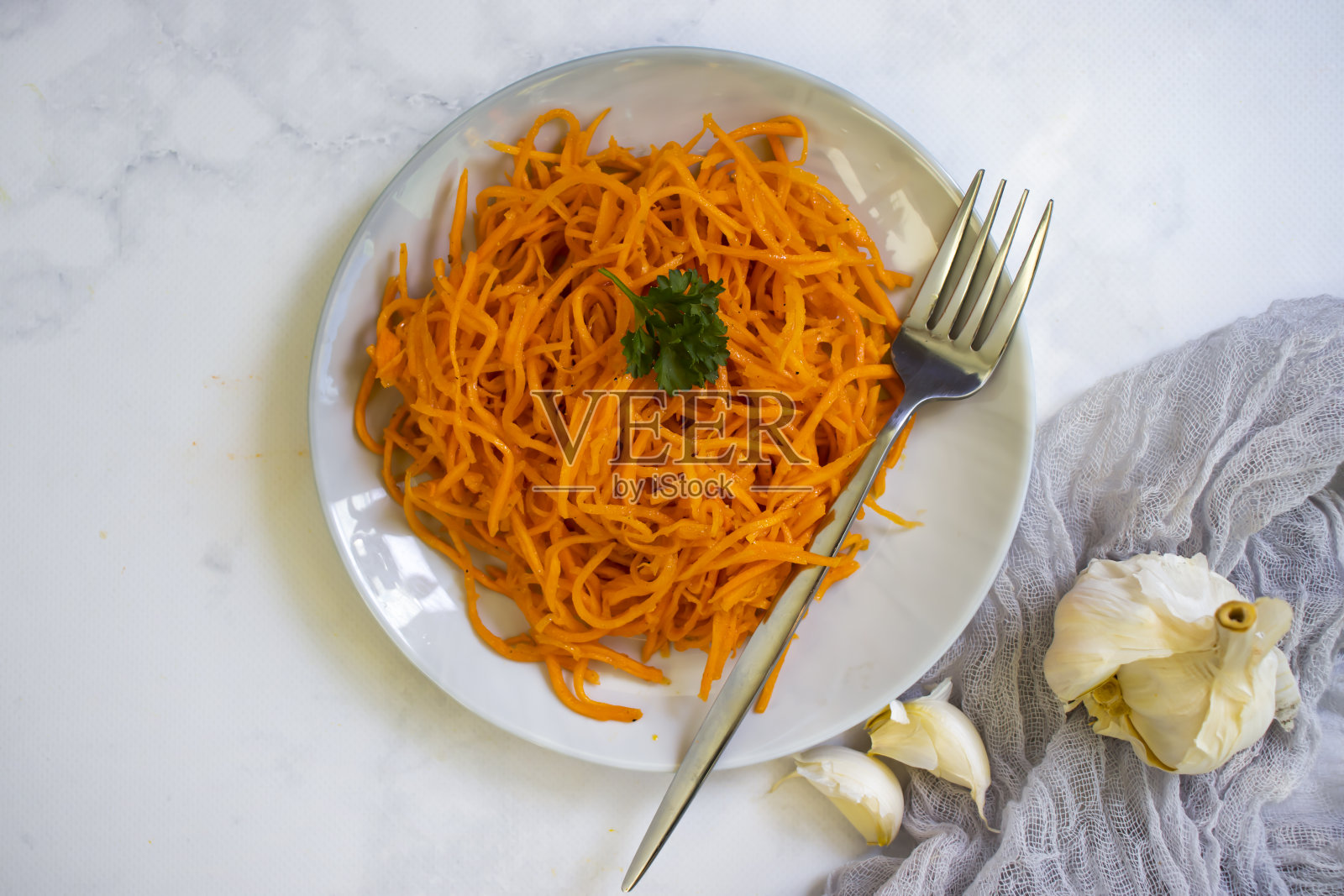 木制背景上的韩国胡萝卜照片摄影图片