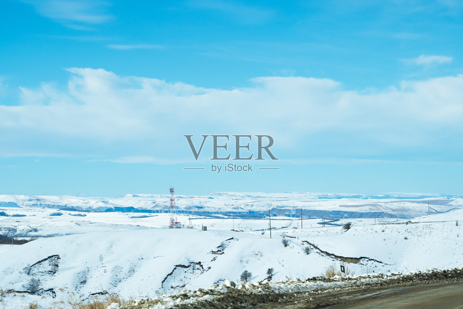 从山路上拍摄的照片，可以看到广阔的天空和远处的山脉照片摄影图片