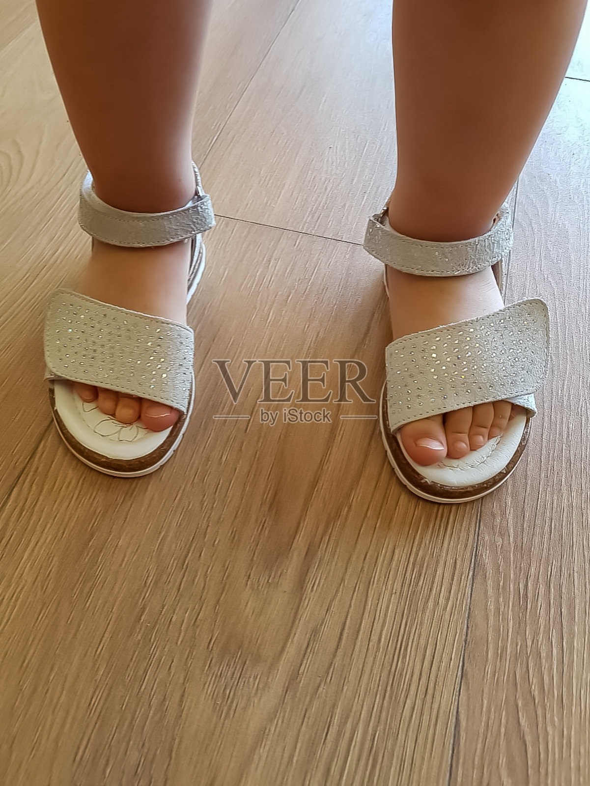 穿着第一双凉鞋的小孩的脚照片摄影图片